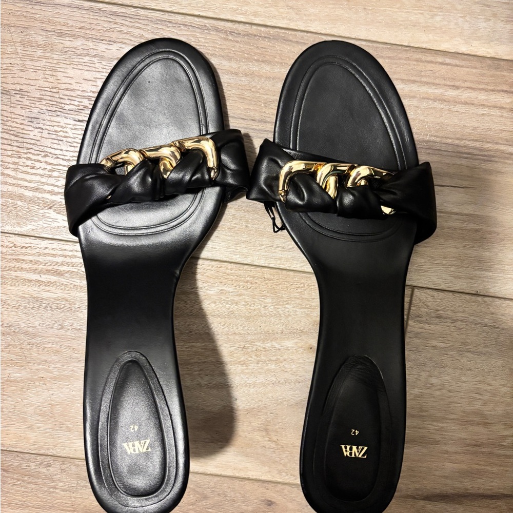 Zara Women's Sandals in Black with Gold Chain